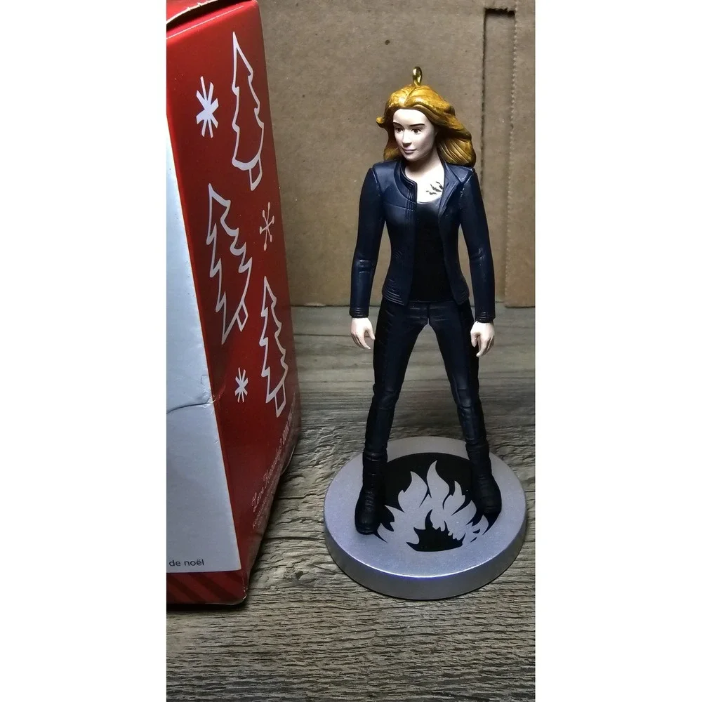 2014 Hallmark Beatrice Tris Prior / Divergent Ornament